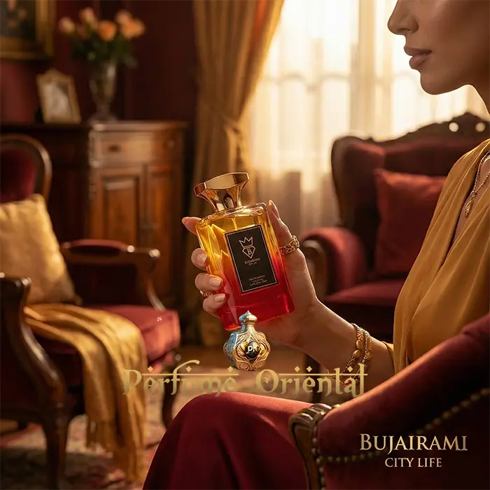 Bujairami City Life Eau de Parfum mujer sosteniendo perfume oriental de lujo en salón elegante