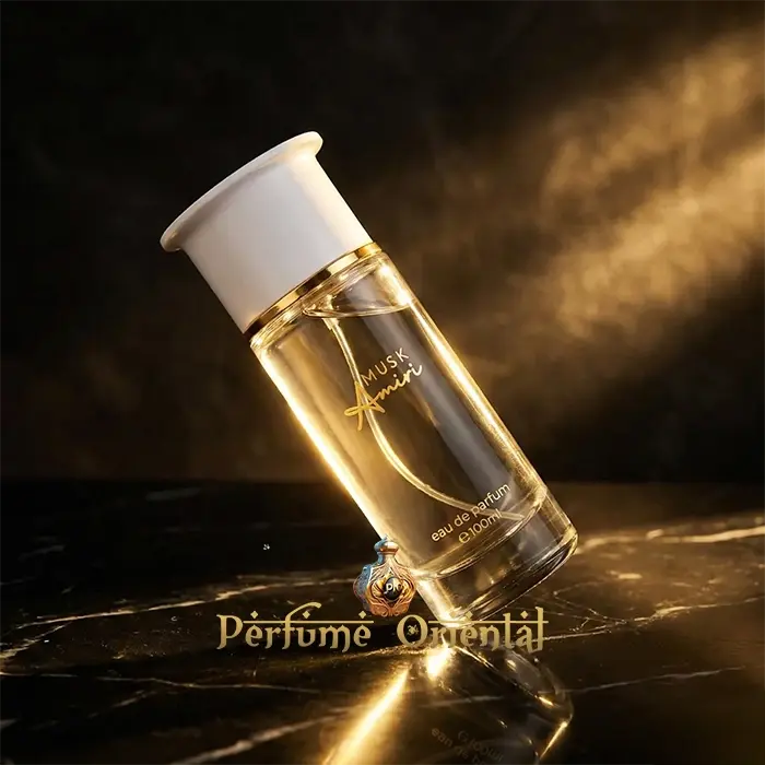 Musk Amiri Ahmed Al Maghribi perfume árabe 100ml frasco inclinado sobre superficie dorada con fondo oscuro, estética lujosa y atmósfera cálida oriental
