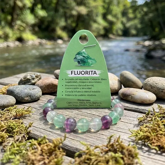 Pulsera de fluorita natural 8 mm sobre madera con río al fondo | AuryStone