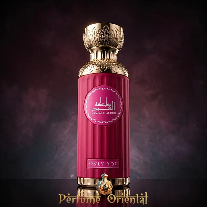 seerati only you mamlakat al oud perfume arabe unisex frasco rosa elegante fragancia dulce floral afrutada con fondo ambarado