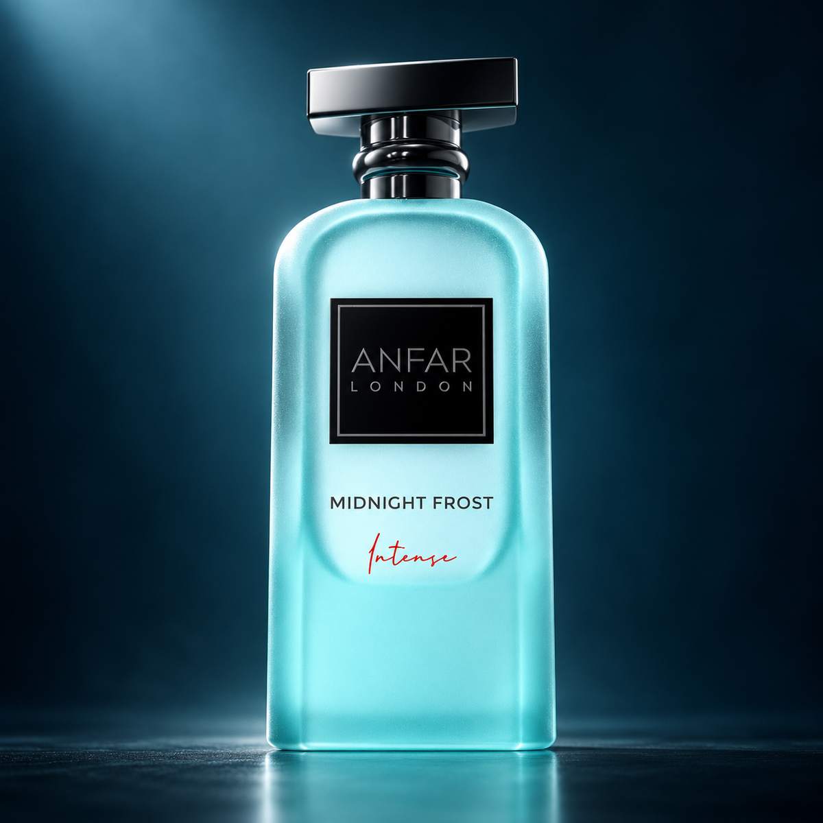 Frasco azul turquesa de Midnight Frost Intense de Anfar London con tapón negro, iluminado sobre fondo oscuro.