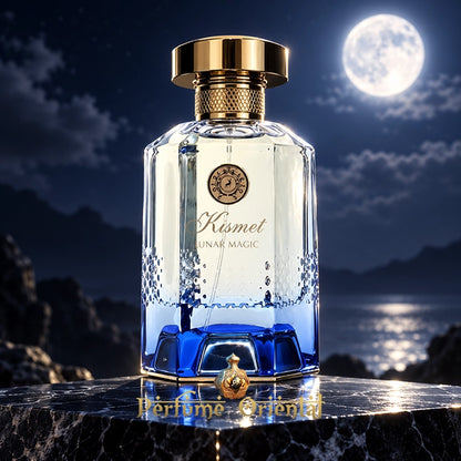 Maison Alhambra Kismet Lunar Magic 100 ml EDP, perfume árabe masculino con frasco azul y dorado bajo la luna llena.