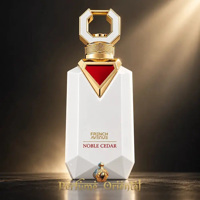 Frasco blanco de Noble Cedar French Avenue 100 ml con detalles dorados y rojos, iluminado sobre fondo oscuro.