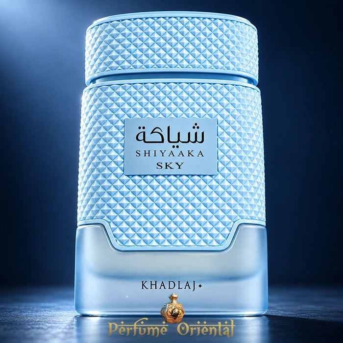 Frasco azul texturizado de Shiyaaka Sky Special Edition de Khadlaj 100 ml en primer plano sobre fondo azul oscuro.