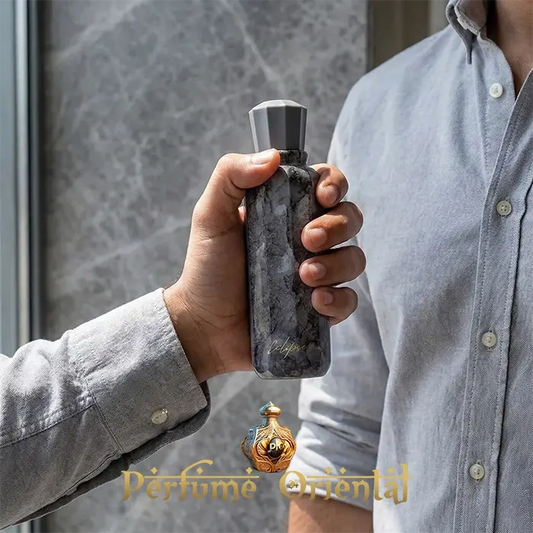 Eclipse Naseem Sky Collection perfume árabe masculino 100ml frasco negro marmoleado en mano