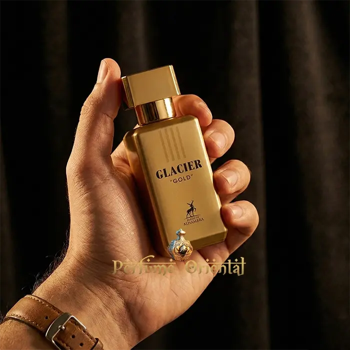 Perfume árabe Glacier Gold 30ml Maison Alhambra frasco dorado en mano con estilo masculino elegante