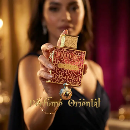 Kiss Rayhaan perfume árabe femenino en mano modelo fragancia dulce gourmand Rayhaan Perfumes