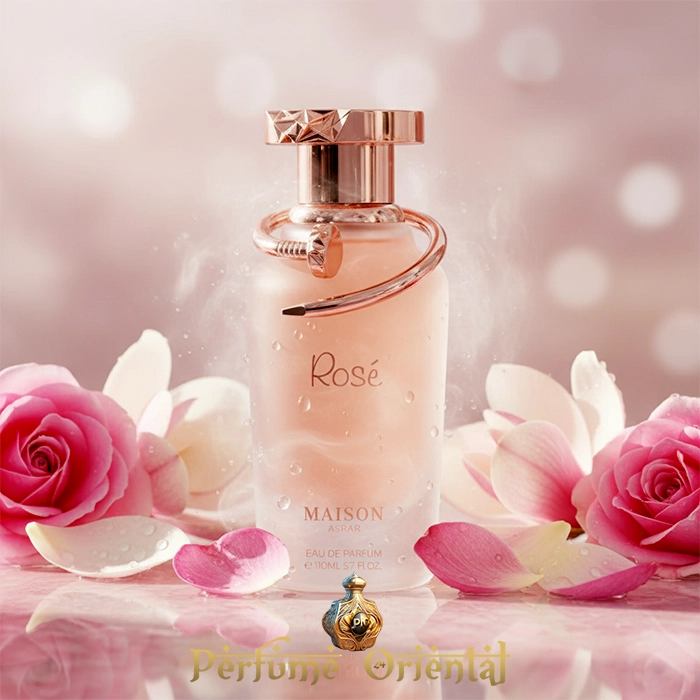 Botella MAISON ASRAR ROSÉ Eau de Parfum 110ml rodeada de pétalos de rosa