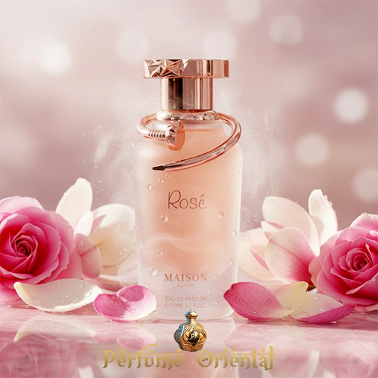 Botella MAISON ASRAR ROSÉ Eau de Parfum 110ml rodeada de pétalos de rosa