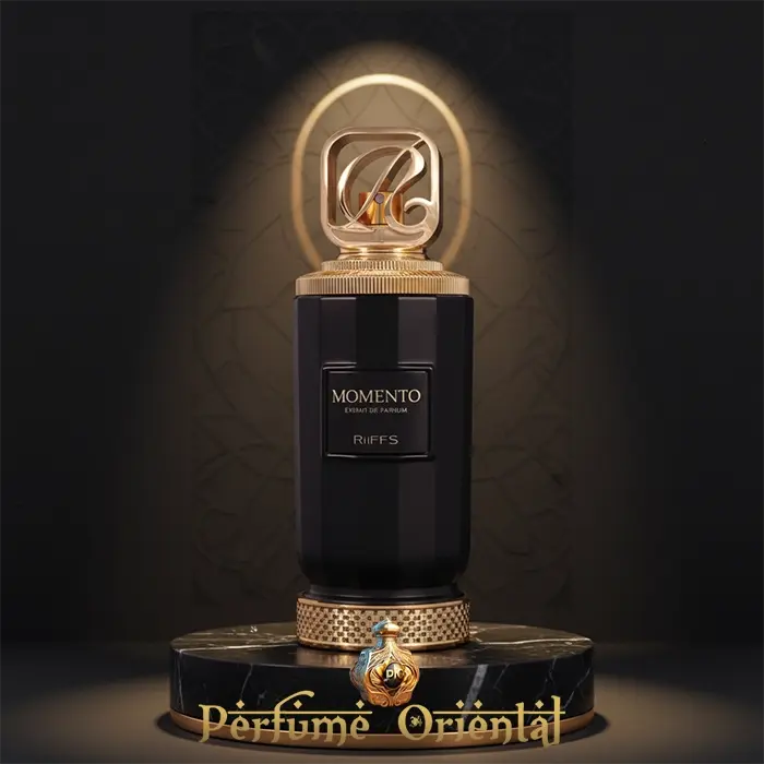 Perfume MOMENTO RiiFFS Extrait de Parfum 100ml frasco negro con detalles dorados sobre pedestal de mármol | Fragancia oriental amaderada especiada