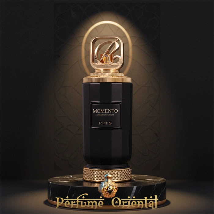 Perfume MOMENTO RiiFFS Extrait de Parfum 100ml frasco negro con detalles dorados sobre pedestal de mármol | Fragancia oriental amaderada especiada