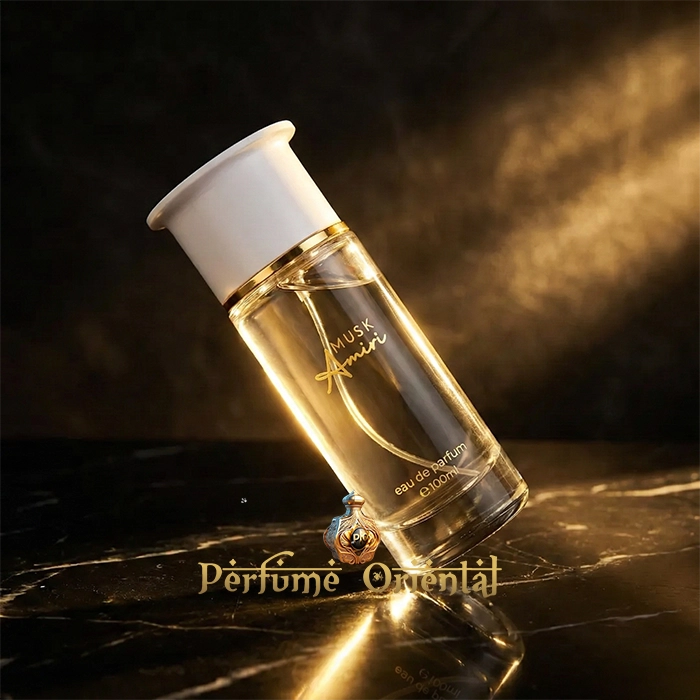 Musk Amiri Ahmed Al Maghribi perfume árabe 100ml frasco inclinado sobre superficie dorada con fondo oscuro, estética lujosa y atmósfera cálida oriental