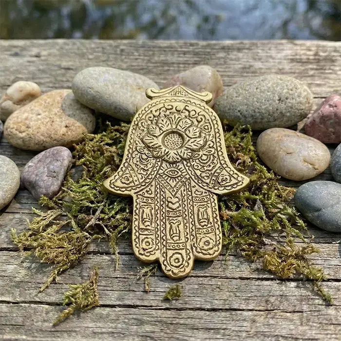 porta-incienso-metal-mano-dorada-hamsa-decoracion-espiritual-aurystone-top-view