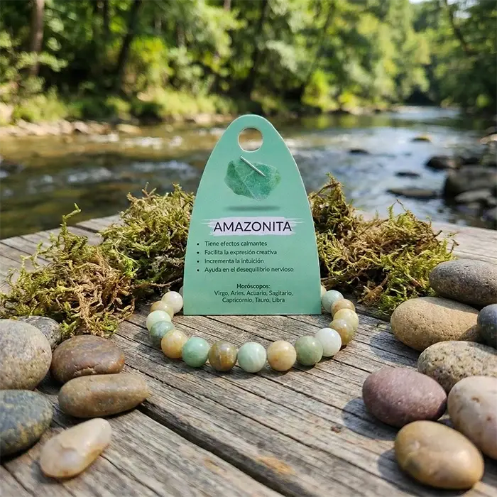 Pulsera de amazonita natural 8 mm AuryStone, fotografía de producto sobre madera con piedras y río de fondo