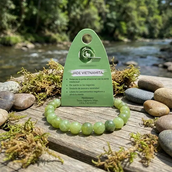 Pulsera de jade vietnamita natural 8 mm con tarjeta “Jade Vietnamita” sobre madera y río al fondo | AuryStone